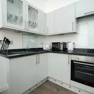  Apartment Sea Breeze - Central - By Holiday Lets
